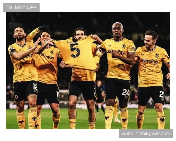 莫利纽克斯球场球迷齐声高歌，致敬即将退役的狼队传奇队长